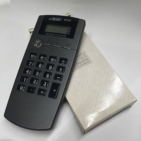 gbc Calcolatrice 8cifre, illuminazione automatica Con sensere di luminosit per l'attivazione dell'illuminazione del display e dei tasti, per l'utilizzo notturno doppia alimentazione: interna e 2 ministilo. Calcolatrice portatile , dimensioni 68x150x15mm, 4 operazioni, percentuale, radice quadrata, memorie.