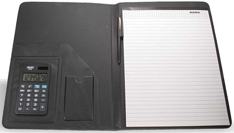 gbc Porta blocco a4, con calcolatrice solare e penna, WILER in similpelle nera. Doppia alimentazione: solare e batteria. Dimensioni: 235x325x20mm. Tasca per biglietti da visita.