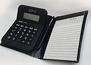 gbc Calcolatrice 8cifre Calcolatrice inserita in una elegante copertina assieme ad una penne e ad un blocco notes. Display grande. Doppia alimentazione: solare e batteria. Bottoni in gomma. 110x160x20mm, 4 operazioni, percentuale, radice quadrata, memorie. WILw708