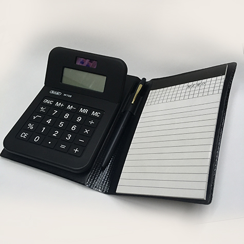 gbc Calcolatrice 8cifre Calcolatrice inserita in una elegante copertina assieme ad una penne e ad un blocco notes. Display grande. Doppia alimentazione: solare e batteria. Bottoni in gomma. 110x160x20mm, 4 operazioni, percentuale, radice quadrata, memorie..