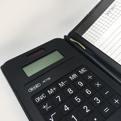 gbc Calcolatrice 8cifre Calcolatrice inserita in una elegante copertina assieme ad una penne e ad un blocco notes. Display grande. Doppia alimentazione: solare e batteria. Bottoni in gomma. 110x160x20mm, 4 operazioni, percentuale, radice quadrata, memorie..