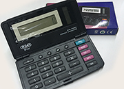 gbc Calcolatrice 10 cifre doppia alimentazione: solare e batteria. Display grande, bottoni in gomma. Guscio rigido di protezione incernierato. Dimensioni 60x120x13mm, 4 operazioni, percentuale, radice quadrata, memorie. WILw930